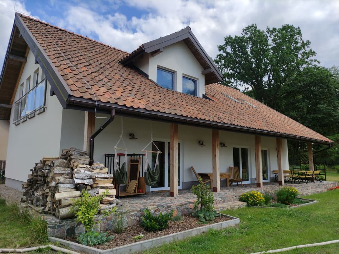 Jeziorosfera - Widok na salon i antresolę w nowoczesnej stodole na Mazurach