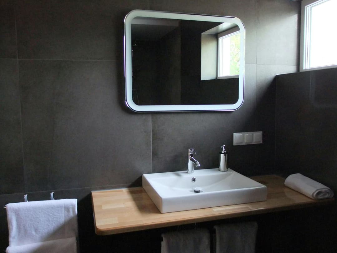 Jeziorosfera - Przytulna sypialnia z podwójnym łóżkiem w stodole