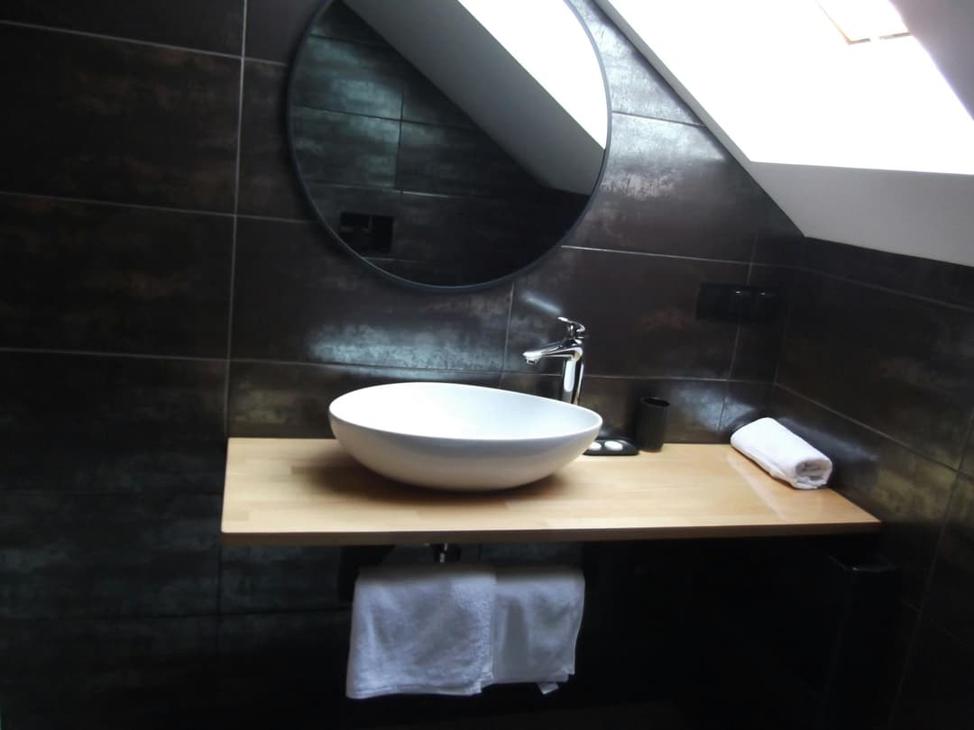 Jeziorosfera - Nowoczesna łazienka z prysznicem w domu wakacyjnym