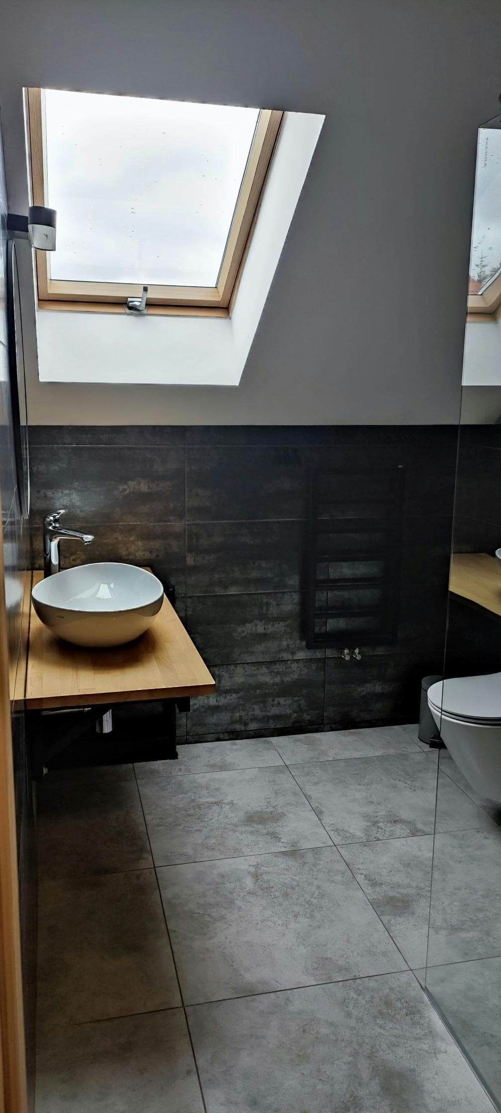 Jeziorosfera - Widok z antresoli na salon i jezioro, idealne miejsce na wypoczynek