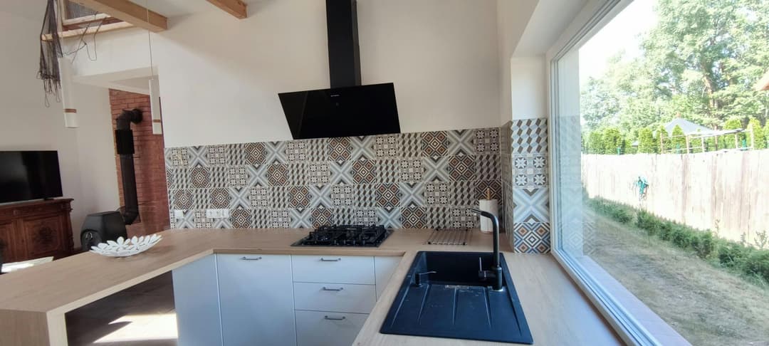 Jeziorosfera - Elegancka kuchnia w pełni wyposażona, otwarta na salon