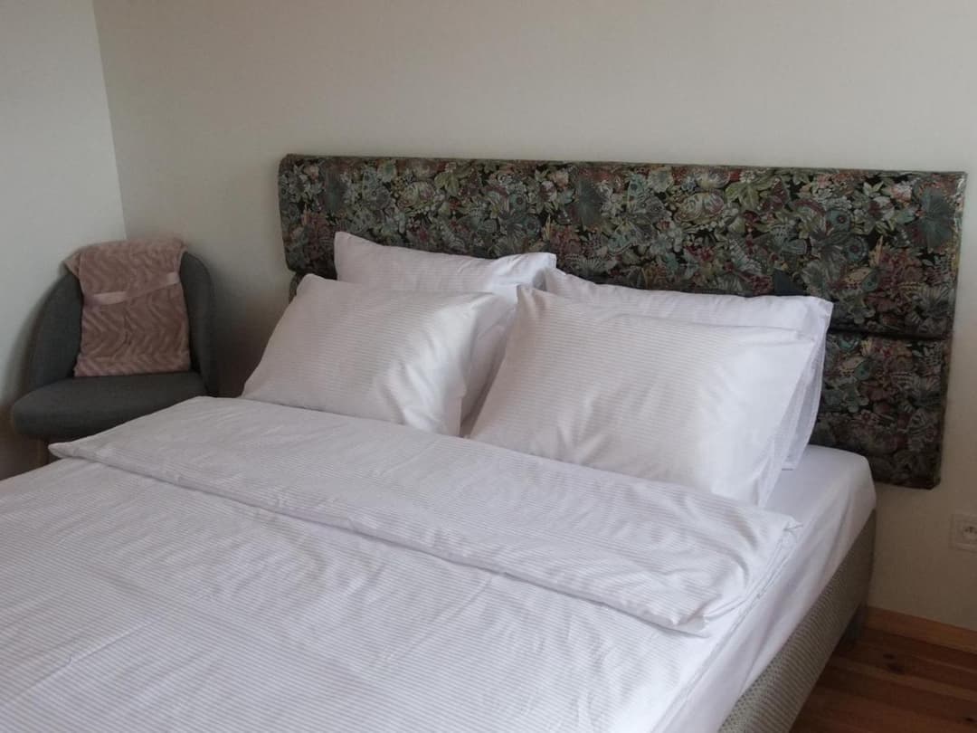 Jasny pokój w Jeziorosferze z dużym łóżkiem i drewnianymi belkami