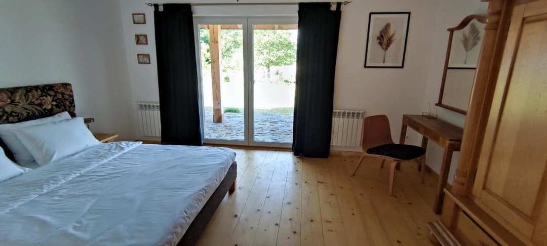 Przytulna sypialnia na poddaszu Jeziorosfery z widokiem na zewnątrz